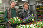 Der Hamburger Anbieter Dirk Scheel und seine Kundin Gabriele Berger lächeln, auch wenn der Umsatz mit Frühlingsblühern in den Sternen steht.