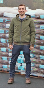 Jonas Rothenhöfer, Verkaufsleiter GaLaBau vor Substraten der Blue"-Linie