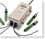 Digitale Vorteile bietet das „FFF LoRa" mit EC-Sensor für Damm- oder Substratkulturen, bei denen das Drainwasser kontrolliert werden muss. Die regelmäßige Leitfähigkeitsmessung im Durchlaufwasser erspart die umständliche Handmessung, verringert das Drainwasser-Volumen für die Entsorgung – wenn denn hoffentlich entsorgt wird? – und liefert gleichzeitig den Verlauf von Bodenfeuchte und Temperatur und dies alles digital auf dem Handy.