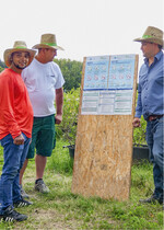 Mit den mehrsprachigen Hygieneinformationen können die Saisonarbeitskräfte in ihrer Muttersprache zum Thema Gesundheits- und Arbeitsschutz unterwiesen werden.
