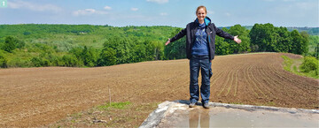  Ivana Stjepanovi auf einem Feld, nach dessen Reinigung von Verwucherungen und Kriegsruinen 