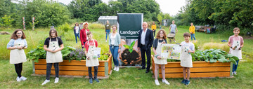  Schler der Bischflichen Maria-Montessori-Gesamtschule Krefeld beteiligten sich am Projekt Unser Schulgarten" der Landgard Stiftung. Mit aufs Schlerfoto durften Schulleiterin Gabriele Vogt (mittlere Reihe, links), Lehrerin Christina Steffens (mittlere Reihe, Mitte) und Landgard-Vorstand Dirk Bader (mittlere Reihe, rechts). 