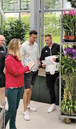 Corinna Klein, Christian Häusler sowie zwei Studenten bei der Begutachtung einer neuen Anlieferung