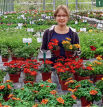 Das Anzuchthaus für die Beet- und Balkonpflanzenprüfung mit der Auszubildenden Marie.