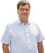 Jens Schachtschneider (Jahrgang 1962) gründete nach dem Besuch der Meisterschule 1986/87 (Baumschule) eine Staudengärtnerei in Neerstedt. Er war unter anderem Präsident des Nordwestdeutschen Gartenbauverbands und Gründungsmitglied des Stauden Rings. Er ist verheiratet mit Maike, die beiden Söhne Torben und Finn sind mittlerweile in unternehmerischer Verantwortung in einem von zwei Betrieben des Unternehmens.