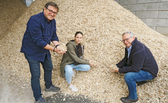 Betriebseigene Herstellung von Holzfasern aus Hackschnitzeln. Von links: Johannes Welsch (Marketing, Vertrieb und Strategie), Marieke Terren (Qualittssicherung), Thomas Haas (geschftsfhrender Gesellschafter Eifelholz AG)