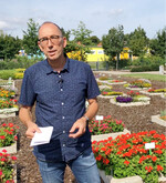 Warum finden sich interspezifische Pelargonien nur selten auf Friedhöfen, fragte Peter Houska auf der Friedhofsversuchsfläche.