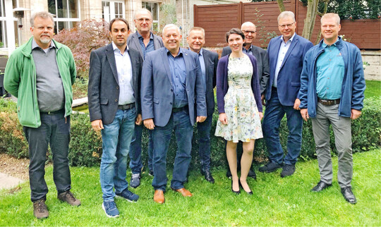 Die Jahreshauptversammlung derVereinigung Deutscher Blumengromrkte fand in Weimar statt. Von links: Hans-Georg Biller (Mannheim), Felix Glck (Karlsruhe), Michael Schoser (Frankfurt), Raimund Korbmacher (Kln), Jrg Breitenfeld (Dsseldorf), Monika Drexler (Mnchen), Andreas Fagin (Hamburg), Herbert Kettermann (Dortmund) und Rainer Obermeyer (Ulm)