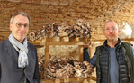 Martin (links) und Otto (rechts) Kammerlander, in der Mitte Shiitakepilze