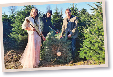Weihnachtsbaumknigin Laura Stegemann, Hendrik Sauer und Eberhard Hennecke erffnen die Weihnachtsbaumsaison.