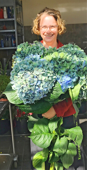 Die Flle an Blumen und Pflanzen, die man fr einen Strau verwenden kann, hat Marilisa Sonnabend bei ihrem Praktikum von Juli bis September 2021 bei Blumen Konzelmann-Hfer in Eislingen/Fils berrascht. Der Betrieb bietet seine Dienstleistungen im Friedhofsgartenbau auf zahlreichen Friedhfen in Eislingen, Gppingen und der Region an. Aus Eigenproduktion stammt ein umfangreiches Sortiment an Frhjahrsblhern, Beet- und Balkonpflanzen sowie Pflanzen fr den Herbst. Mehr Infos unter www.blumen-konzelmann.de.