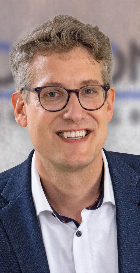 Andreas Lbke ist Gartenbauingenieur und ausgebildeter Baumschuler mit Praxiserfahrung im GaLaBau. Seit 2004 ist er als Projektleiter in der strategischen Unternehmensberatung Co Concept sowie als Geschftsfhrer einer grenzberschreitenden Obst- & Gemsebauvereinigung fr die regionale Markenstrategie von „Eist Uebst a Ge-  méis" verantwortlich. Schwerpunkt der Beratung bilden die strategische und betriebswirtschaftliche Unternehmensentwicklung, Aufbau von Kooperationen und strategischen Allianzen, sowie die Durchfhrung von Markt- und Sektoranalysen.