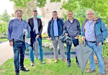 Carsten Nll (2. von links) hat den Vorsitz des Vorstandes an Karl Braun (3. von links) abgeben, ist aber weiter im Vorstand aktiv, nachdem er im Herbst 2021 von Fritz Mlders den Vorsitz im Aufsichtsrat der Rheinischen Treuhandstelle bernommen hat. Links Heiner Esser, Geschftsfhrer Landesverband Gartenbau NRW, ganz rechts Klaus Schneider, Rheinische Treuhandstelle fr Dauergrabpflege und Stephan Neuenhofer, Friedhofsgrtner aus Mnchengladbach.