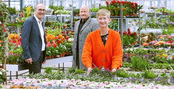 Freuen sich gemeinsam ber den erfolgreichen Abschluss der Modernisierungsmanahmen, von links: Helmut Lenen, Bereichsleiter im Landgard-Fachhandel, Landgard-Vorstand Dirk Bader und Jana Graser, Leiterin im Cash-&-Carry-Markt Chemnitz-Rhrsdorf.