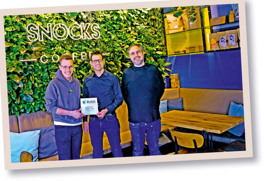 BuGG-Prsident Dr. Gunter Mann (Mitte) bergibt Julian Otto (Otto Blumen GmbH, links) im Beisein des Architekten Torsten Ohrnberger die Sieger-Plakette.