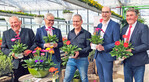 Oberbayern: Für gute Laune sorgten die Sunny Sisters" bei (von links) Josef Holzer (BGV-Bezirksvorsitzender für Oberbayern), Richard Michl (Bürgermeister von Windach), Betriebsinhaber Siegfried Dumbsky, Michael Kießling MdB sowie Kurt Scherdi, Landesfachgruppenvorsitzender der Einzelhandelsgärtner im BGV.