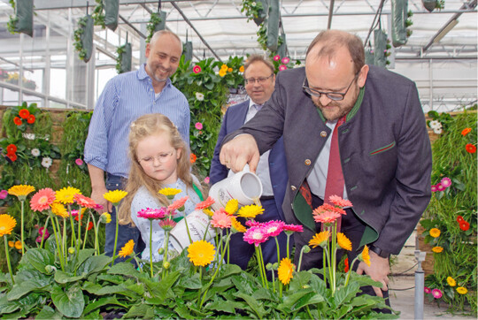 Oberpfalz:Landrat Andreas Meier taufte die „Sunny Sisters" gemeinsam mit seiner Tochter Katharina und – wie es sich fr die Oberpfalz gehrt – mit Zoiglbier. (Im Hintergrund zu sehen: links Betriebsinhaber Reiner Steinhilber und rechts Bernd Fischer, BGV-Bezirksvorsitzender fr die Oberpfalz).