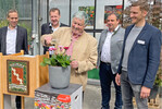 Niederbayern: Alois Schrögmeier, Ehrenvorsitzender des Bezirksverbands für Gartenkultur und Landespflege Niederbayern, war Taufpate. Von links: Vize-Landrat Hans Koller, Martin Schwarzer (Vorsitzender des Arbeitskreises Tag der offenen Gärtnerei"), Alois Schrögmeier, Bürgermeister Stefan Lang, Betriebsinhaber Roland Öller.