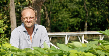 Matthias Rommel in einem Pflanzenbestand. Temporr kann er zwischen den Gewchshusern einer groen Grtnerei seine Pflanzen aufstellen und pflegen.