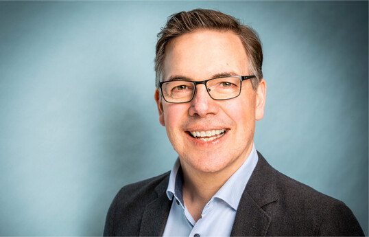 Der Verkaufstrainer Oliver Schumacher ist Sprechwissenschaftler (M.A.). Unter dem Motto Ehrlichkeit verkauft" zeigt er Verkufern, wie sie souvern neue Kunden gewinnen, Kaltakquise erfolgreich meistern und sich auch bei schwierigen Preisverhandlungen fair behaupten. Der mehrfache Buchautor hat auf YouTube zahlreiche Videos verffentlicht. Vor dem Start seiner Selbststndigkeit 2009 arbeitete er ber zehn Jahre im Verkaufsauendienst fr einen brsennotierten Hersteller von Markenartikeln (www.oliver-schumacher.de). Mitgeschrieben hat er am Buch Bock auf Vertrieb" (224 Seiten, 25 Euro, ISBN: 978-3-96739-092-6,Gabal Verlag).