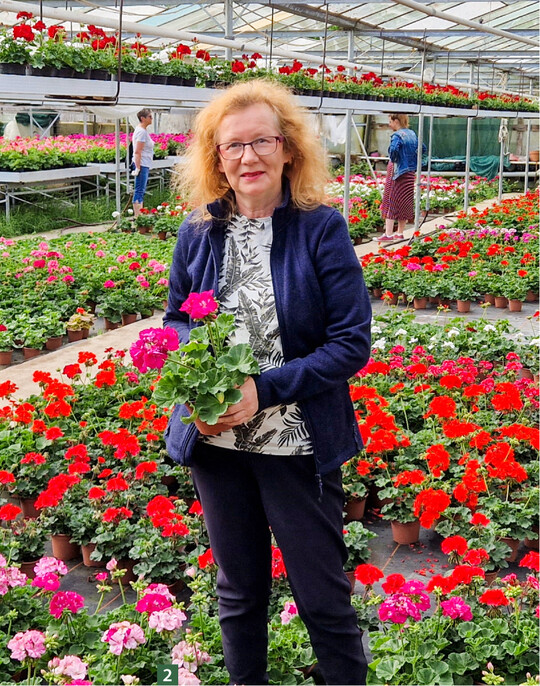 Monika Hessing ist vor allem fr die Blumenwerkstatt verantwortlich  und kmmert sich auerdem um zehn Bienenvlker.