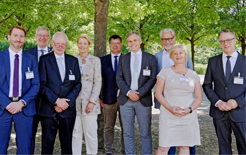 Der Aufsichtsrat der Gartenbau-Versicherung, von links:Tobias Mller, Hermann Berchtenbreiter, Lothar Dahs, Beate Schnges, Jens Schachtschneider, Hanspeter Meyer, Klaus Umbach, Ute Martin und Vorsitzender Frank Werner 