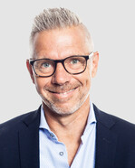 Effizientertainer Martin Geiger will Menschen helfen, anders zu arbeiten und mehr zu leben. In seinen Vorträgen, Büchern und Coachings verrät er, wie selbstbestimmte Zeitführung gelingt (martingeiger.com).