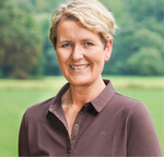 Mariel Kleeschulte ist 54 Jahre alt und Mutter von zwei erwachsenen Töchtern. Die Diplom-Agraringenieurin ist seit 1996 geschäftsführende Gesellschafterin der Kleeschulte Erden GmbH & Co. KG. Sie ist außerdem Mitglied der Vollversammlung der IHK Arnsberg.