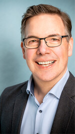 Oliver Schumacher ist seit 2009 selbstständiger Verkaufstrainer, Redner und Autor. Davor war er als Verkäufer im Außendienst für einen Markenartikelkonzern aktiv. Tipps aus der Praxis bietet sein Vertriebsblog oliver-schumacher.de/vertriebsblog-fuer-b2b.