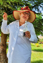 Über 100 Heilpflanzen und Kräuter wachsen im Garten Pfiffikuss auf der Gemüseinsel Reichenau. Brigitte Honsell-Wussow erklärt, was man mit den Gewächsen alles zubereiten kann und wie ihre speziellen Bio-Kräutersalze entstehen.