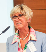 Eva Kähler-Theuerkauf: Der Gartenbau mit vor- und nachgelagerten Bereichen umfasst in Nordrhein-Westfalen 4,3 Mrd. Wirtschaftskraft und eine Anbaufläche von 52.000 Fußballfeldern. Bei diesen Zahlen hören die Menschen zu."