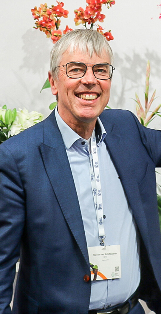 Steven van Schilfgaarde ist Vorstandsvorsitzender (CEO) von Royal FloraHolland. Vor seiner jetzigen Ttigkeit war er Finanzchef (CFO) des Unternehmens. Davor war er CFO und CEO bei KPN Company Pension Fund. Steven van Schilfgaarde hat einen Master in Wirtschaftswissenschaften von der Erasmus Universitt Rotterdam und einen Postgraduiertenabschluss als Controller von der Vrije Universiteit Amsterdam.