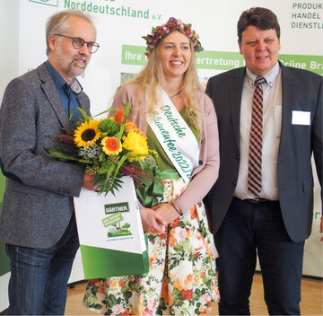 Prsident Andreas Krger (rechts) mit der deutschen Blumenfee Regina Haindl und dem Ministeriumsvertreter Jrgen Blucha