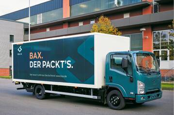 Der neue Elektrolaster BAX von BPW Bergische Achsen in Kooperation mit Paul Nutzfahrzeuge ist ein 7,5-Tonner. Er basiert auf dem Chassis der Isuzu N-Serie mit Frontlenkerkabine und hat den elektrischen Achsantrieb von BPW bekommen.