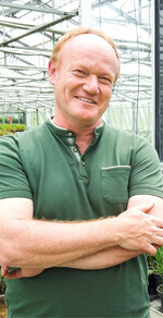 Richard Petri ist gelernter Gärtner. Nach dem Gartenbaustudium in Weihenstephan folgten berufliche Stationen in Italien, bei Seramis, anschließend bei Jungpflanzenfirmen in Äthiopien und Uganda. Zuletzt war Richard Petri für das Marketing bei Selecta one verantwortlich. Seit zwei Jahren berät er selbstständig mit seiner Firma RiPlant AG, Weiler-Simmerberg, Unternehmen im Gartenbau bei der Markenentwicklung und beim Unternehmensauftritt.