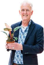 In der Kategorie Grüne Zimmerpflanzen" wurde Philodendron erubescens Pink Bikini von Ornamantex aus den Niederlanden ausgezeichnet. Flamingorosa Intercostalfelder und dicke rote Stiele sind ein Hingucker und entsprechen dem Trend nach panaschierten Pflanzen. Im Bild: Leo Wim de Kroon, Ornamentex.