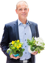 In der Kategorie Frühjahrsblüher" machte in 2023 eine ganze Serie das Rennen. Primula polyantha Pollyanna mit den Sorten Flame, Frosty White und Sunny Yellow von Kientzler Jungpflanzen aus Gensingen. Volle und zahlreiche Blütenstängel garantieren eine lange Blütezeit. Im Bild: Andreas Kientzler.