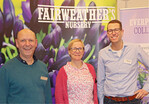 Patrick Fairweather, Sharon Lowndes und ein Besucher am Stand von Fairweathers Nurseries