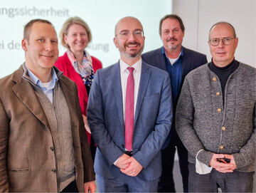 Von links: Markus Konrad, Technikberater am AELF Augsburg; Sabrina Hartl, Leiterin der Abteilung Gartenbau am Amt fr Ernhrung, Landwirtschaft und Forsten, Augsburg; Dr. Jrg Hirsche, Leiter des Gartenbaureferats am Bayerischen Staatsministerium fr Ernhrung, Landwirtschaft und Forsten, Andreas Zwickel, Schwbischer Bezirksvorsitzender im Bayerischen Grtnerei-Verband (BGV), und Jrg Freimuth, BGV-Geschftsfhrer