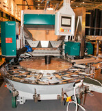 TM 2432 D von Mayer, Heidenheim, als Maschine für Baumschulen und Staudenbetriebe vorgestellt, mit Doppel-Topfaufgabe, auch zum Umtopfen geeignet