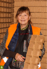 Sigrid Hansen-Catania mit einer Zwölftöpfe-Einheit von Fertilpots. Die Kantenlänge beträgt 8 cm.