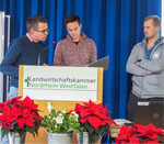 Peter Tiede-Arlt (links) mit Simon Keutmann (Mitte) und Gerrit Vermöhlen, in dessen Betrieb Bewässerungsversuche an Paeonien durchgeführt werden.