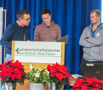 Peter Tiede-Arlt (links) mit Simon Keutmann (Mitte) und Gerrit Vermhlen, in dessen Betrieb Bewsserungsversuche an Paeonien durchgefhrt werden.