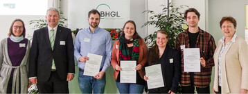Von rechts: Die BHGL-Frdervereinsvorsitzende Gabriele Hack mit den Posterpreistrgern Tobias Krner, Annina Marxen, Julia Jacobi, Marvin Vahl, BHGL-Prsident Marc-Guido Megies, Posterjuryleiterin Dr. Sylvia Plaschil. Nicht auf dem Bild:Maximilian Kellershoff.
