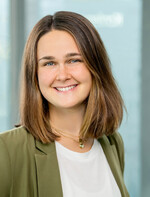 Dina Restemeyer ist seit 2015 an der Hochschule Osnabrück. Zuerst absolvierte sie den Bachelorstudiengang „Produktionsgartenbau", dann das Masterstudium „Angewandte Nutztier- und Pflanzenwissenschaften". Seit 2018 ist sie wissenschaftliche Mitarbeiterin der Hochschule Osnabrück. Neben ihrer Projekttätigkeit betreut sie seit April 2022 die Akkreditierung des neuen berufsbegleitenden Bachelorstudiengangs „Pflanzentechnologie in der Agrarwirtschaft" und koordiniert künftig den Studiengang.