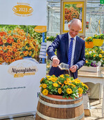 Schwaben: Den Reigen der Pflanzentaufen eröffnete die Gärtnerei Rommel in Nonnenhorn am Bodensee bei strahlendem Sonnenschein hier taufte Landrat Elmar Stegmann die Pflanze des Jahres".