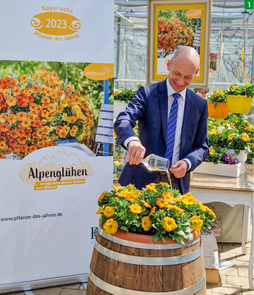 Schwaben: Den Reigen der Pflanzentaufen erffnete die Grtnerei Rommel in Nonnenhorn am Bodensee bei strahlendem Sonnenschein – hier taufte Landrat Elmar Stegmann die „Pflanze des Jahres".