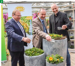 Oberpfalz: Der bayerische Wirtschaftsminister und stellvertretende Ministerpräsident Hubert Aiwanger taufte das Alpenglühen", hier gemeinsam mit Reiner Steinhilber (Landesfachgruppenvorsitzender Einzelhandelsgärtner im BGV, rechts) und Bernd Fischer, Betriebsinhaber der Gärtnerei Fischer und BGV-Bezirksvorsitzender für die Oberpfalz (links).