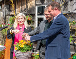 Oberfranken: Eine begeisterte Taufpatin war Staatsministerin Melanie Huml, hier zu sehen mit dem BGV-Vizepräsidenten Willy Enßlin (rechts) und Betriebsinhaber Michael Reichert (Mitte).