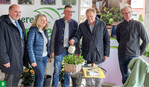 Oberpfalz: In Parsberg in der Oberpfalz taufte Bürgermeister Josef Bauer das Gemüse des Jahres 2023" auf den Namen Struwwel" und Peter". Von links: Willibald Gailler, Landrat, Agnes Obermeier, Christian Obermeier, Josef Bauer, Bürgermeister, Herbert Haberler, Vorstand Ihre RegionalGärtnerei".